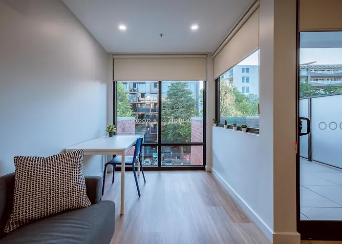 Modern Apt In Heart Of The City