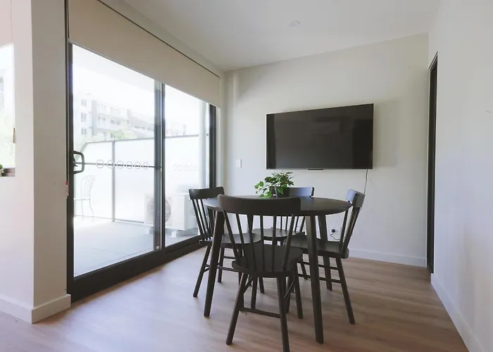 Modern Apt In Heart Of The City
