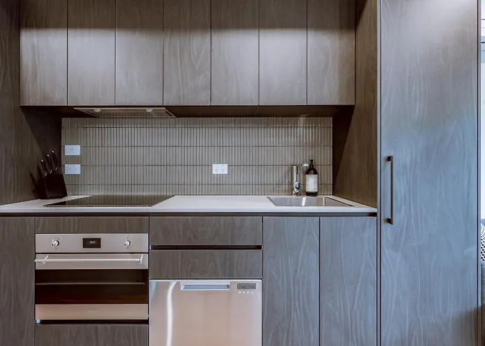 Modern Apt In Heart Of The City